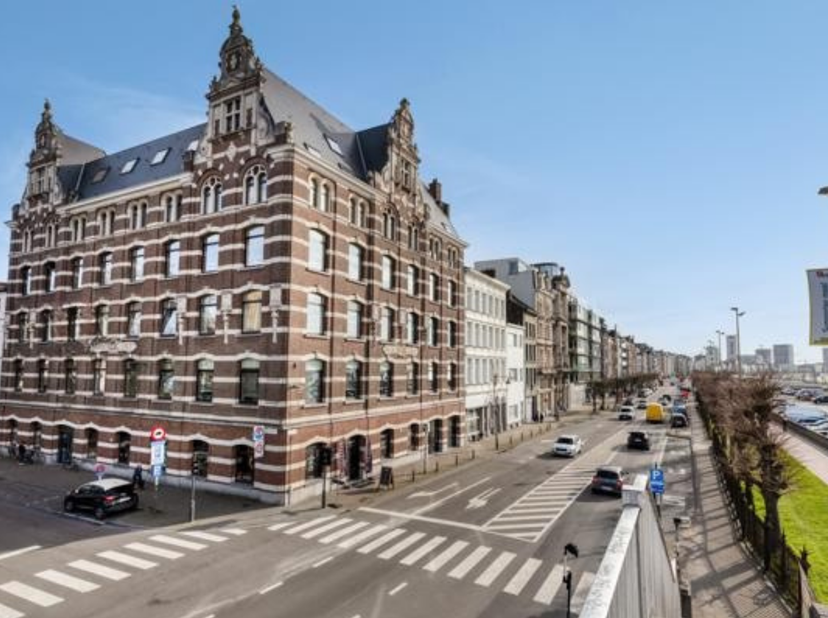 Cet appartement spacieux allie beaucoup de lumière naturelle à une vue unique sur l'Escaut grâce à ses grandes fenêtres. L'appartement de 2 chambres d