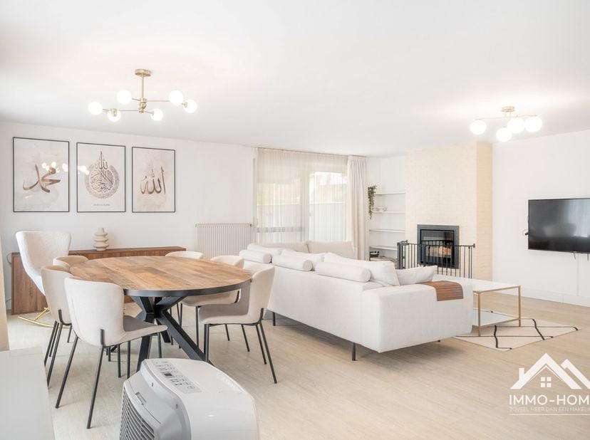 Deze mooie woning met handelsruimte is gelegen in de kern van Berlare/Overmere. Op de benedenverdieping vinden we aan de straatkant een mooie open han