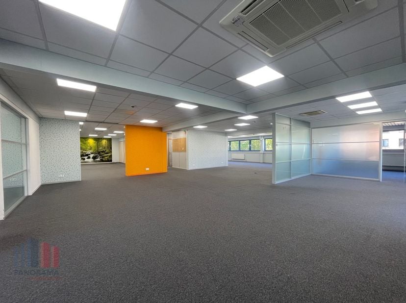 Kwalitatief en lichtrijk bedrijfsgebouw te huur, bestaande uit 400 m² instapklare kantoorruimte en 105 m² opslagruimte, strategisch gelegen nabij de R