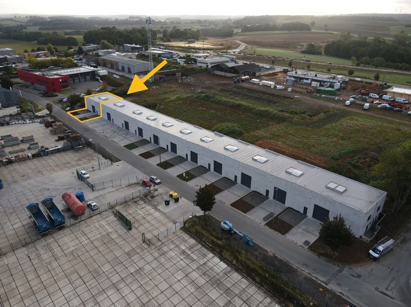 Te ontdekken in het industriegebied van Ciney: een nieuw project van verschillende magazijnen met een totale oppervlakte van 225 m², waarvan 150 m² op