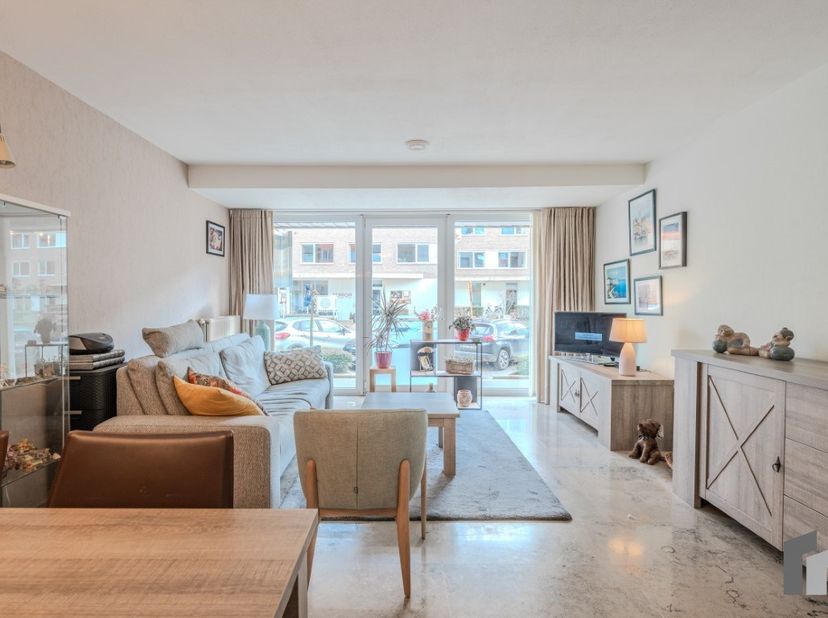 Op wandelafstand van de duinen en de zee, bevindt zich dit verzorgde gelijkvloers appartement met één slaapkamer. U geniet hier van een rustige omgevi