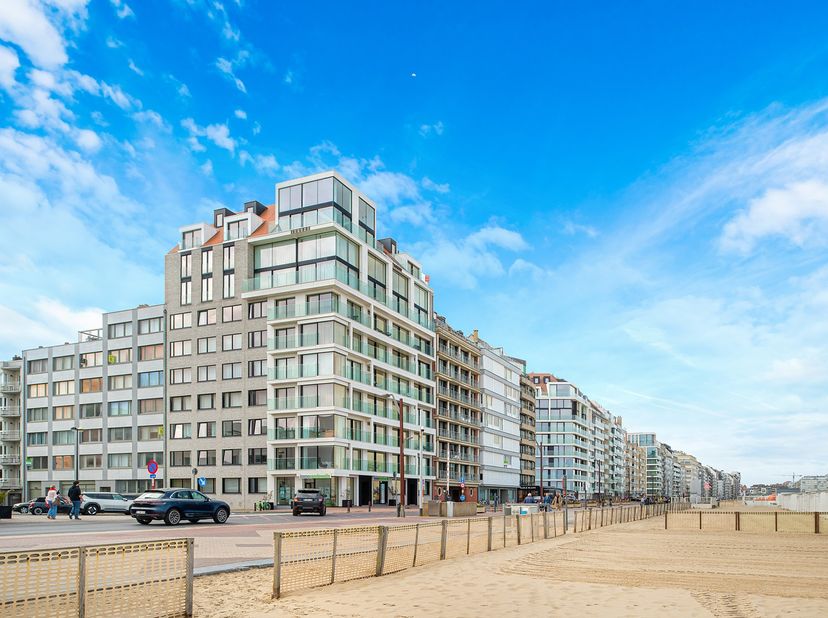 Op de Zeedijk, op een absolute topligging met frontaal zeezicht, bevindt zich dit uitzonderlijk lichtrijke duplexappartement met een royaal ruimtegevo
