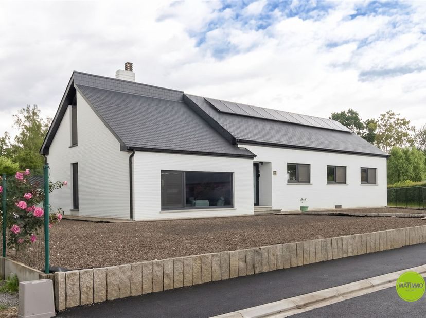 Spacieux bâtiment ouvert sur un beau terrain de 3.764 m² dans la région rurale d'Okselaar (Scherpenheuvel-Zichem).<br />
<br />
Cette maison prête à