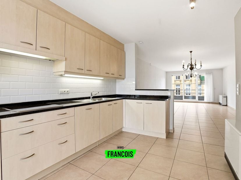 Op een aangename locatie, pal op het Burgemeester Bertenplein in Poperinge, bevindt zich dit verzorgd, instapklaar appartement in de rustige residenti