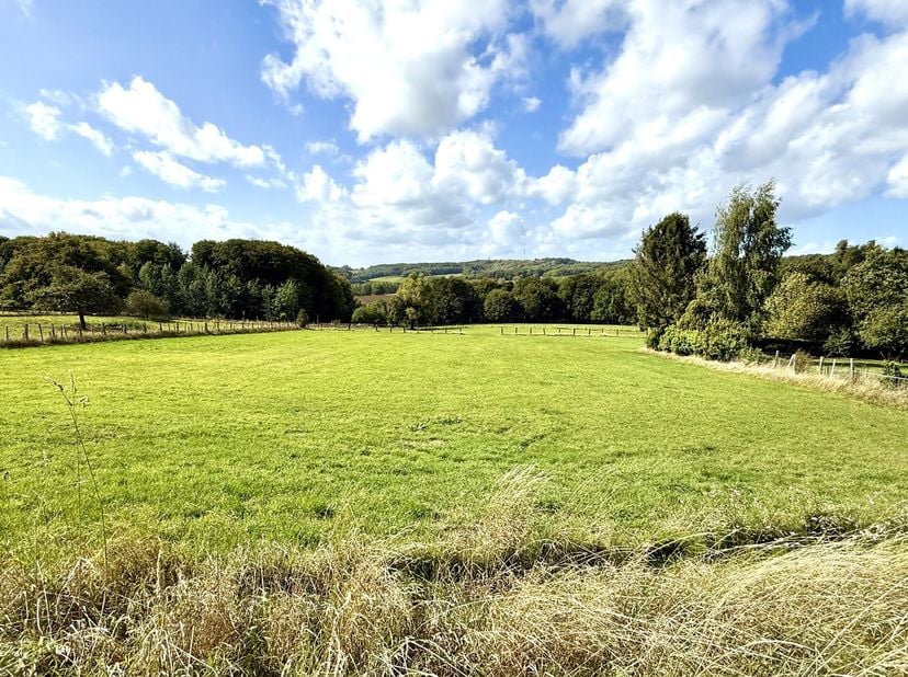 Bouwgrond van 15a04ca  met een UNIEK ZICHT! Deze bouwgrond is prachtig gelegen, genietend van de magnifieke uitzichten op groen. <br />
Mogelijkheid