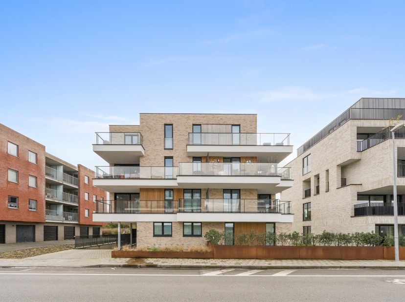 Ontdek dit instapklare en energiezuinige appartement gelegen te Diksmuide. Dit recent gebouwde appartement (2023) combineert hedendaags wooncomfort me