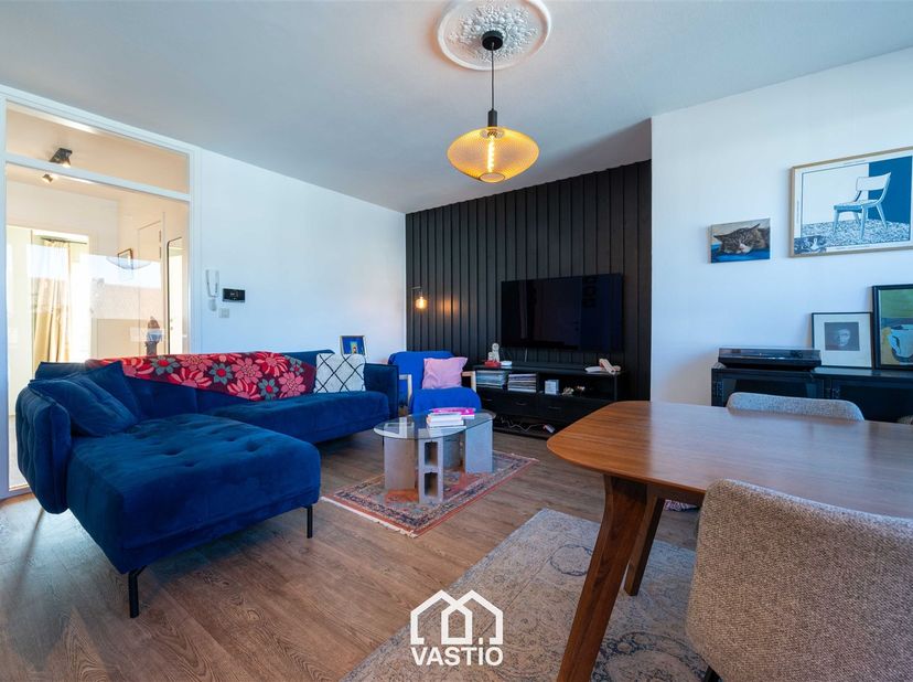 Dit volledig gerenoveerde appartement uit 2013 ligt in de Gentstraat, op een centrale en vlot bereikbare locatie. <br />
De Markt bevindt zich op sle