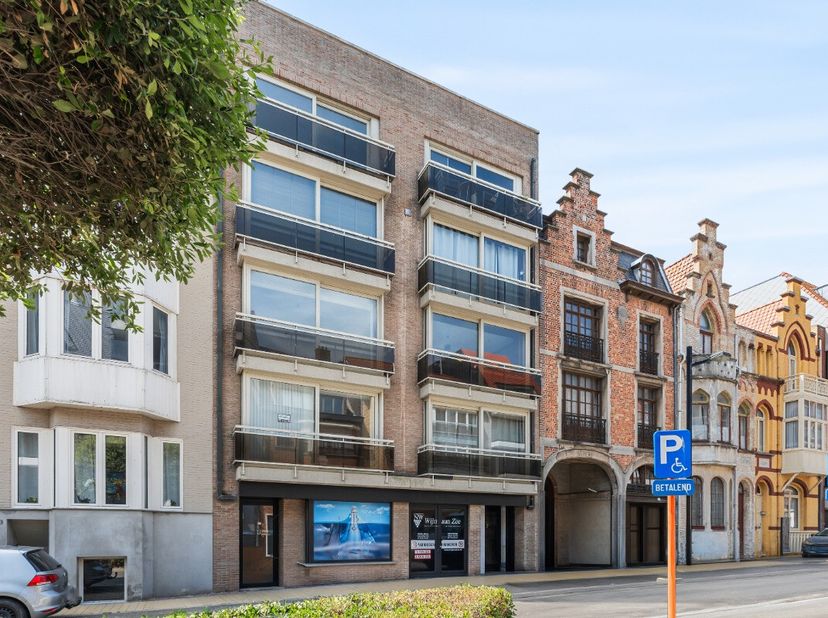 Te koop: Handelsruimte in Middelkerke, gelegen in residentie L'Aube. Deze handelsruimte op het gelijkvloers van residentie L'Aube biedt een interessan