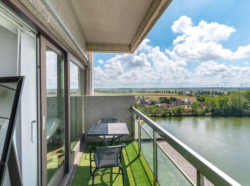 Leuk appartement met een schitterend uitzicht over Heist en hinterland. Aan de zonnekant een groot zonneterras met prachtige zichten op het meer. Uits