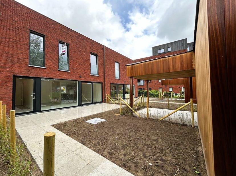 In het nieuwbouwproject "DE VLOEI”, een duurzame, kindvriendelijke woonwijk te Ieper, bieden wij deze BEN-nieuwbouwwoning te huur. De woning geniet va