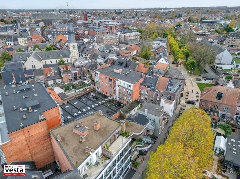 Deze stadswoning werd gebouwd in de jaren '30 in volledige art-deco stijl. Ze werd in de loop van de jaren gerenoveerd met oog voor de authentieke ele