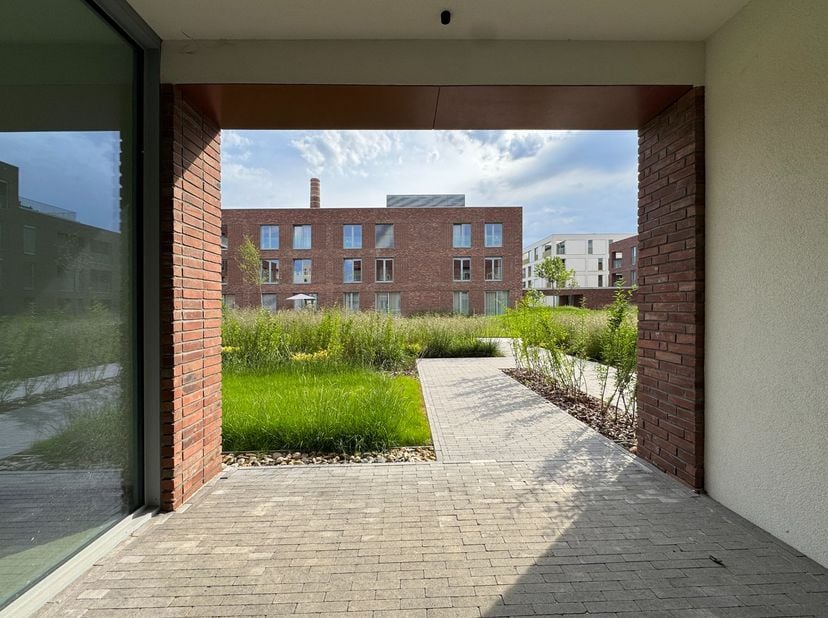 Dit instapklare nieuwbouw appartement is gelegen in het gebouw Henri van het woonproject Saffrou in Oudenaarde. Het is gelegen op het gelijkvloers en