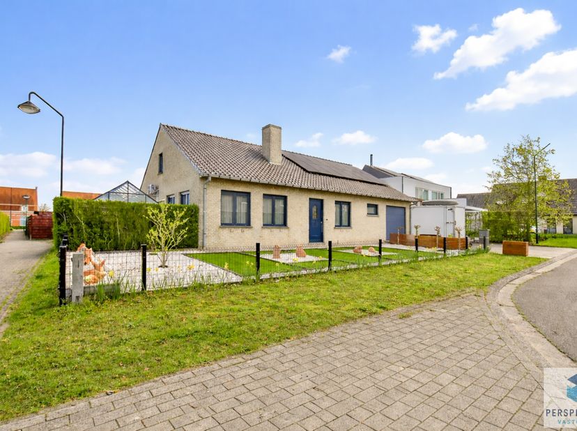 KNESSELARE – RICHTPRIJS - Ruime gelijkvloerse woning met 3 slaapkamers en zuidwestgerichte tuin<br />
Inkomhal met apart gastentoilet en toegang tot d