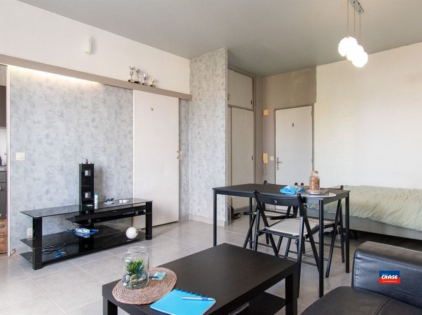 STUDIO À VENDRE AU COEUR D'ANVERS<br />
Situé au 5ème étage d'un immeuble récemment rénové, ce studio prêt à l'emploi d'une superficie d'environ 30m²