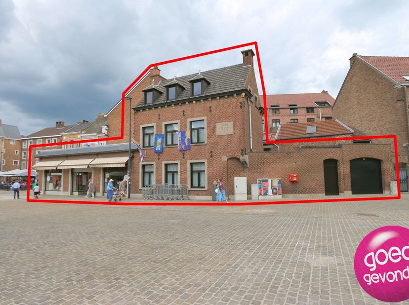 ZEER RUIM HANDELSPAND van&amp;nbsp;450 m&amp;sup2; - UITZONDERLIJKE LIGGING OP DE GROTE MARKT&amp;nbsp;- MET&amp;nbsp;GARAGE<br />
Neem een vliegende start met uw bed