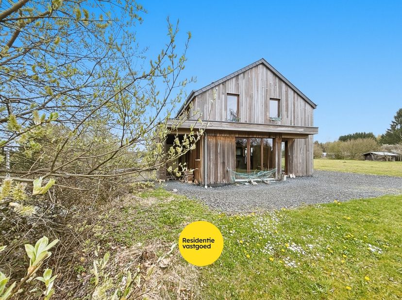 In een rustige en natuurlijke omgeving te Paliseul bevindt zich deze charmante woning, discreet gelegen midden in het groen. Het eigendom is omgeven d