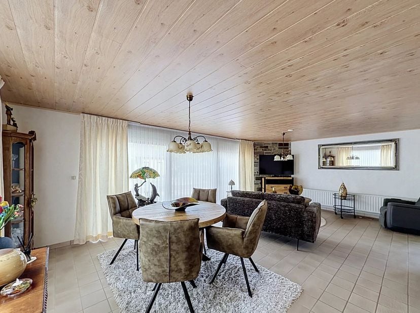 Op zoek naar een gelijkvloerse woning  met garage en tuin, gelegen in een rustige woonomgeving en vlak bij de natuur? Dan is deze woning zeker een bez