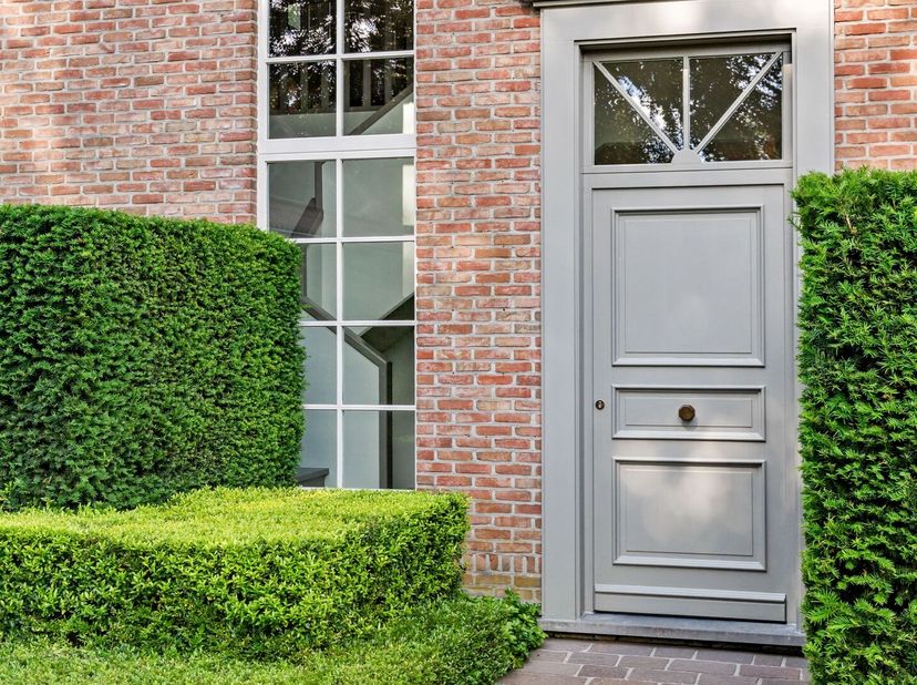 Aan het einde van een doodlopende straat, bevindt zich deze bijzonder verzorgde villa op een mooi aangelegd perceel van ca. 2.000 m². De woning omvat