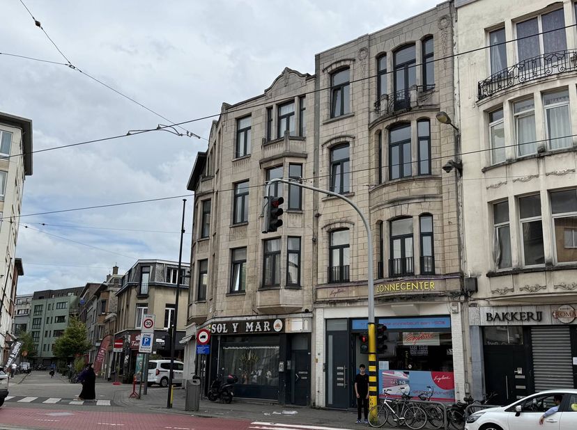 Het appartement is gelegen op de tweede verdieping (zonder lift) en kent volgende indeling:<br />
<br />
-Ruime leefruimte (ca. 28m²) met enorm veel l