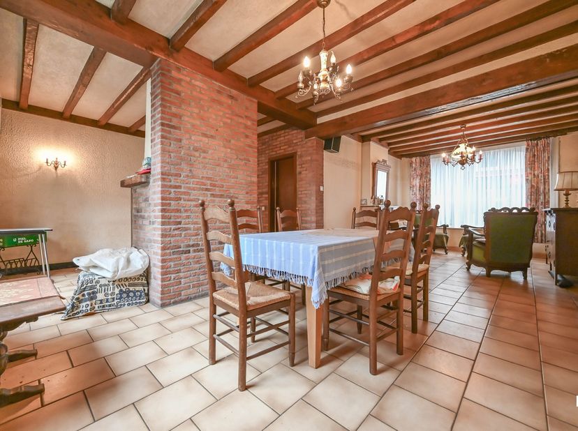 Ruime, te renoveren ééngezinswoning met drie slaapkamers en bijgebouwen, gelegen in de Meensesteenweg 3-5 op een perceel van ca. 420 m² nabij het cent