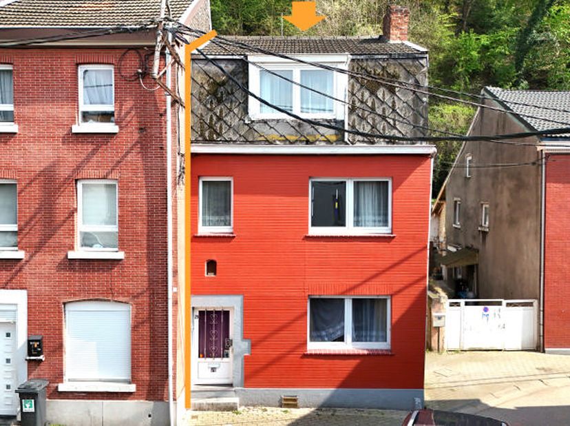 Maison à rénover entièrement (+/- 133 m² d'après PEB) 3 à 4 chambres avec atelier et petite terrasse couverte idéalement située dans une rue calme au