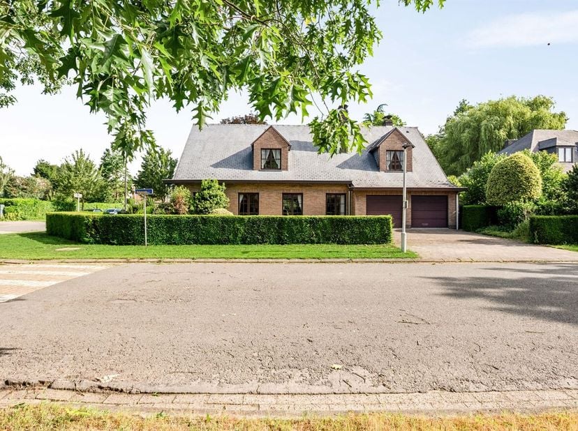 Cette maison des années 1980 combine une disposition spacieuse avec un emplacement central et tranquille près de toutes les commodités à Wommelgem.<br