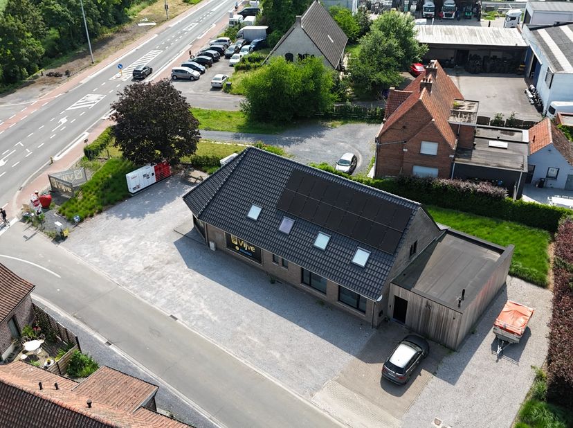 Op een commercieel sterke en goed zichtbare locatie in Waregem (Sint-Eloois-Vijve) bieden wij een volledig gerenoveerd handelspand aan dat een handels