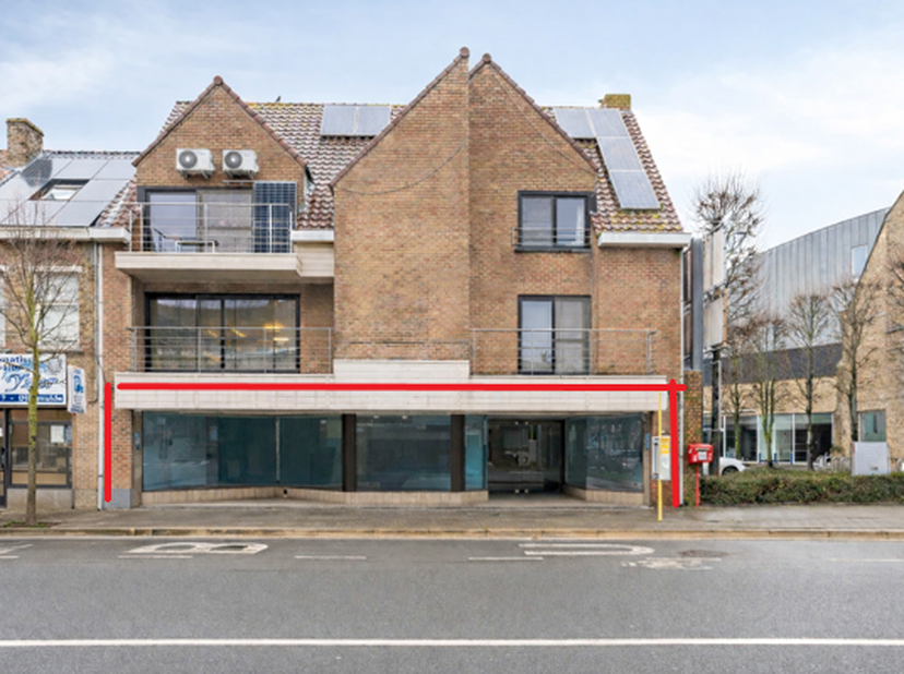Cet espace commercial, situé dans l'IJzerlaan, a une superficie de 200 m² et se trouve à quelques pas du Markt.<br />
Différentes options sont possibl
