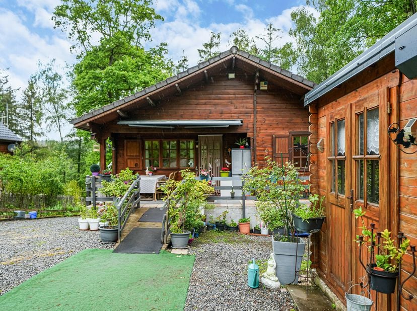 EASYHOME Immobilier vous propose ce plain-pied au coeur de la nature, dans une rue en cul-de-sac et implanté sur un magnifique terrain de plus de 30 a