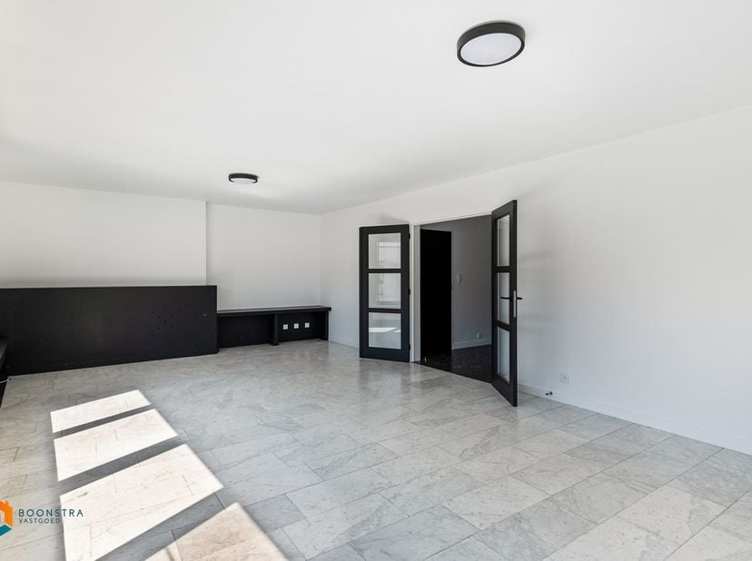 Op een uitstekende locatie te Mechelen bevindt zich dit recent gerenoveerde appartement, gelegen op wandelafstand van het centrum. Het bruisende stads
