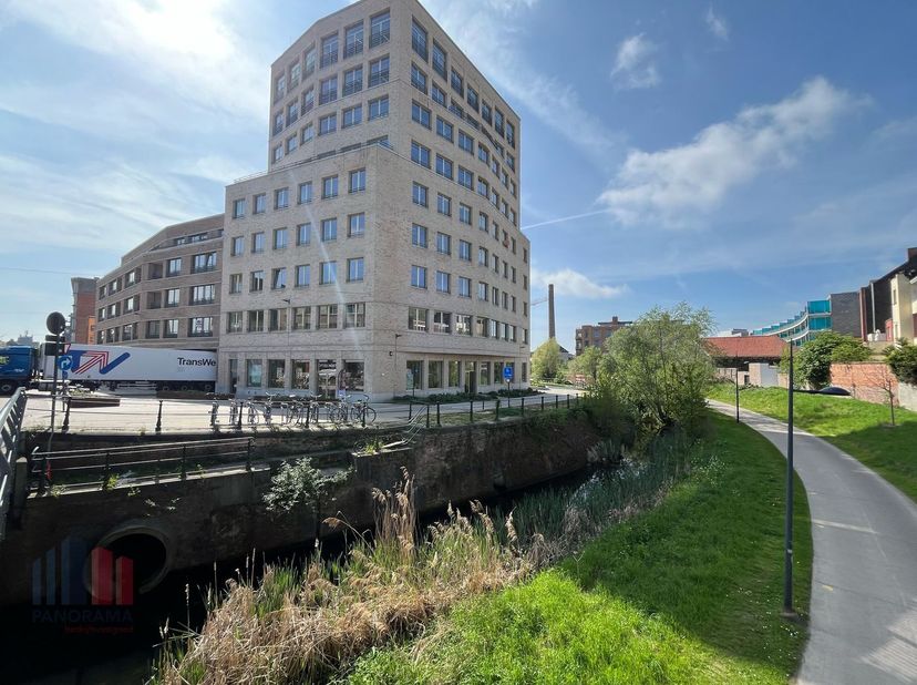Bien professionnel à louer
                    à 9000 Gent