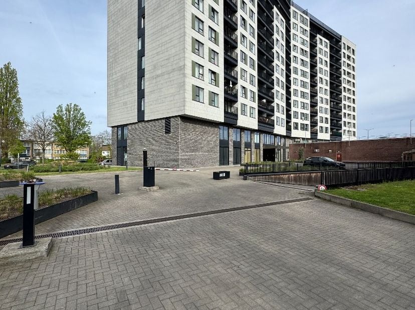 Het appartement (B9.08) - (bruto-opp. van +/- 62 m²), gelegen op de negende verdieping en er omvattende een inkomdeur, hall, geïnstalleerde badkamer m