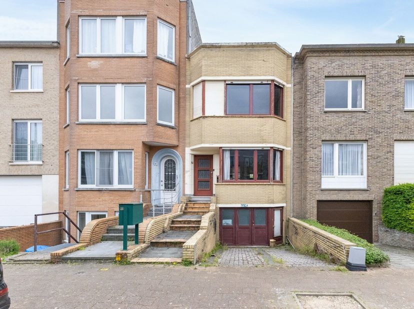 Blankenberge: Woning met 4 slaapkamers en autostaanplaats te koop vlakbij zee! In de Koninginlaan 91 vinden we deze ruime woning met 4 slaapkamers en