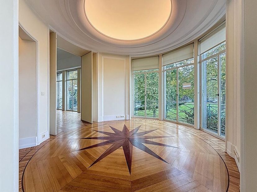 Prachtige kantoorruimte van 425 m² gelegen aan de prestigieuze Louizalaan met een adembenemend uitzicht op de tuinen van de koning, in een iconisch ge