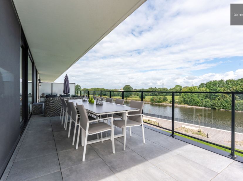 Penthouse op absolute toplocatie met een magnifiek frontaal zicht over de Leie!<br />
<br />
Graag stellen we u deze tot in de puntjes afgewerkte pent