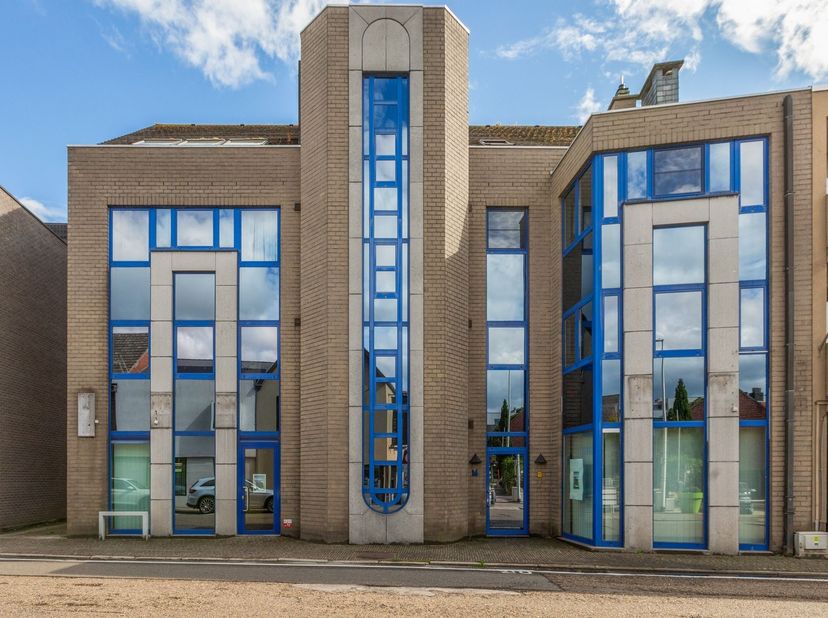 Ces bureaux offrent de nombreuses possibilités pour diverses activités commerciales et professionnelles. La partie la plus large, située à l'avant, co