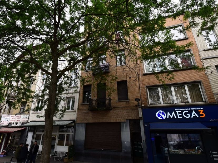 Gelegen aan de Paviljoenstraat in Schaarbeek, biedt dit appartementsgebouw, bestaande uit 5 erkende wooneenheden en ingerichte zolder ,&amp;nbsp;een uitmu