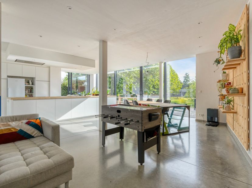 In de Diksmuidestraat in Staden, op een gunstige ligging vlak bij het centrum, bevindt zich deze bijzonder ruime en goed onderhouden halfopen woning.