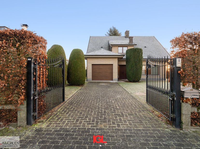Cette charmante villa est située dans la paisible rue résidentielle Gaspeldoornlaan à Sint-Pieters-Leeuw, sur un vaste terrain de 1 236 m². Une maison