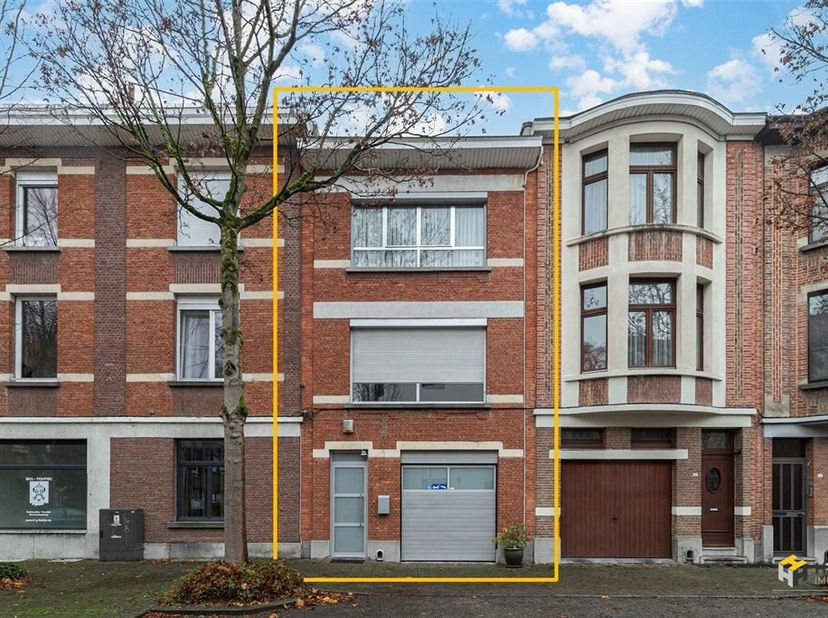 Ruime bel-etage (217 m²) met 3 slaapkamers, 2 badkamers en tuin (85 m²) in Mortsel.<br />
In een eenrichtingsstraat nabij het centrum bevindt zich dez