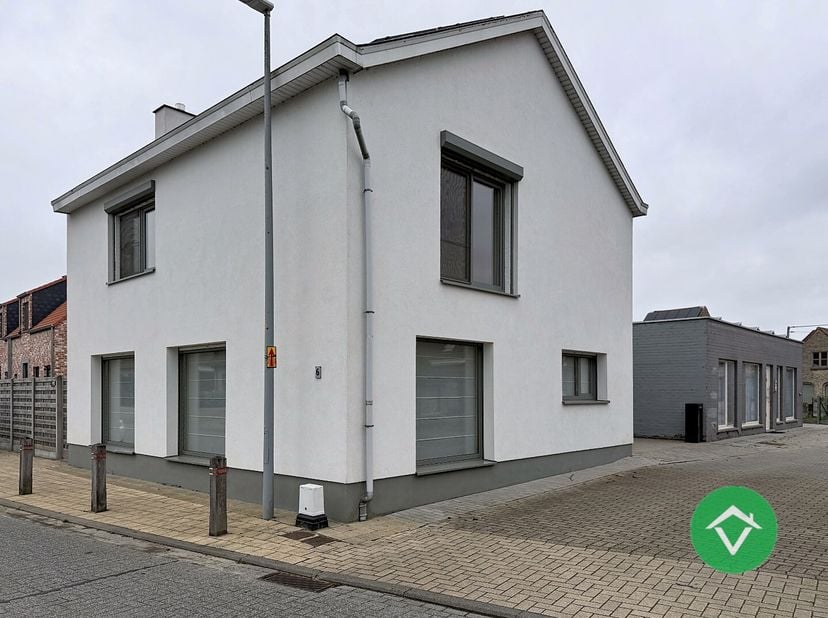 Deze instapklare woning in gelegen in het rustige Bovekerke en biedt een perfecte combinatie van comfort, ruimte en energiezuinigheid (EPC B).<br />
D