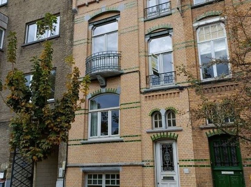 TE KOOP in GENT (9000)&amp;nbsp; -&amp;nbsp; Prachtig gerenoveerde en multifunctionele burgerwoning, in de directe nabijheid van het treinstation Gent-Sint-Pi