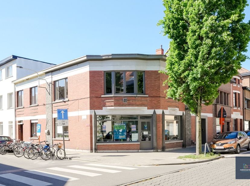 Deze te renoveren eigendom, bestaande uit twee kadastrale percelen (Kluisstraat 2 en 2A), wordt vandaag te koop aangeboden en biedt tal van mogelijkhe
