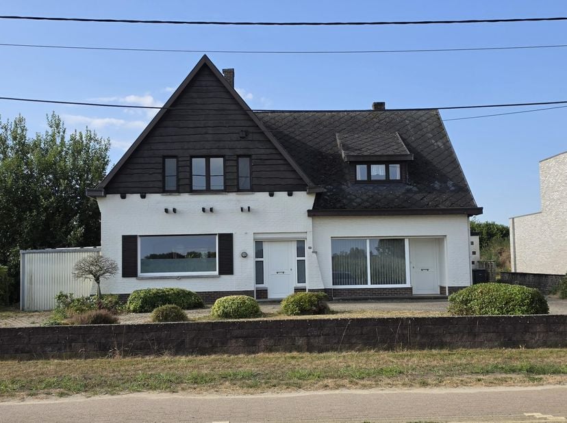 Ruime villa op een open bebouwing met mogelijkheid voor praktijk-/handelsruimte en zuid tuin.<br />
<br />
De woning beschikt over 4 ruime slaapkamers