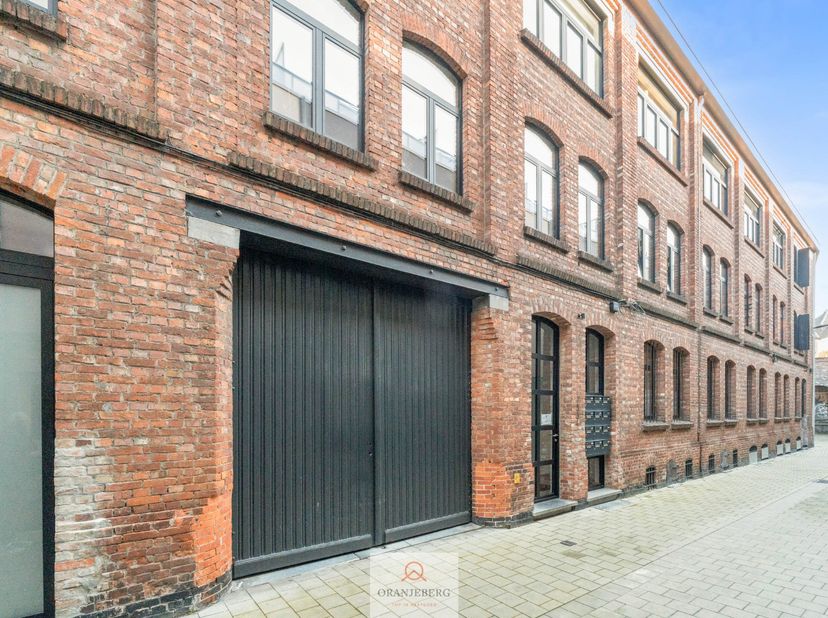 Ontdek deze unieke loft in een prachtig gerestaureerd gebouw uit 1910, ooit de thuisbasis van de beroemde pianofabriek van Justin Van Hyfte. Gelegen i