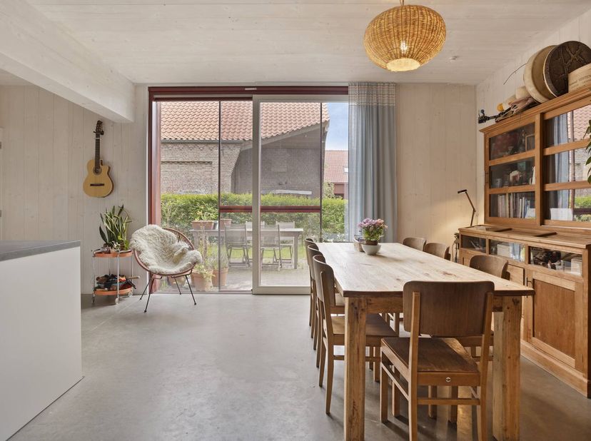 Rijwoning uit 2022 in Olen, gebouwd in massief kruislaaghout (CLT) voor een optimaal binnenklimaat. Deze BEN-woning (EPC A, E-peil E23) is stil, uiter