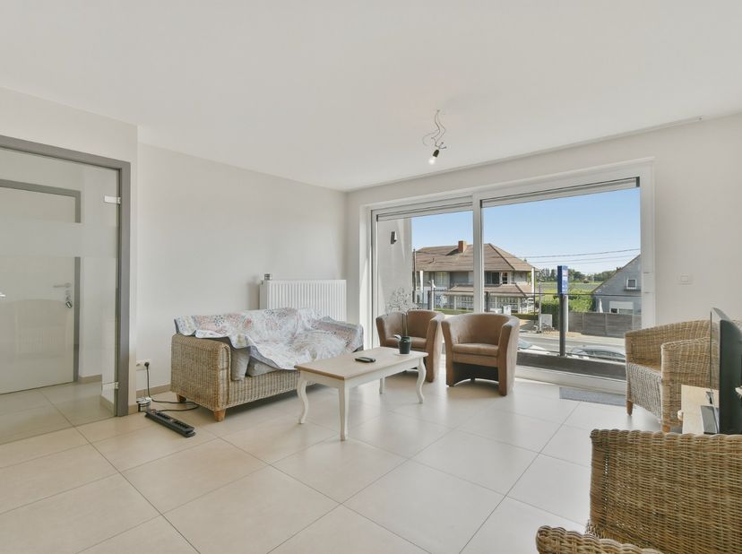 Dit ruime en lichtrijke duplexappartement in Eernegem biedt een comfortabele indeling en alle ruimte voor een gezin of wie graag royaal woont.<br />
<