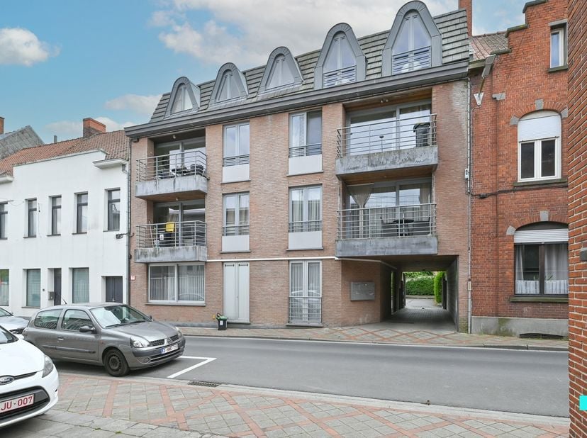 Dit ruim appartement is centraal gelegen in Izegem, op wandelafstand van het station, de Grote Markt en diverse handelszaken. Met een bewoonbare opper