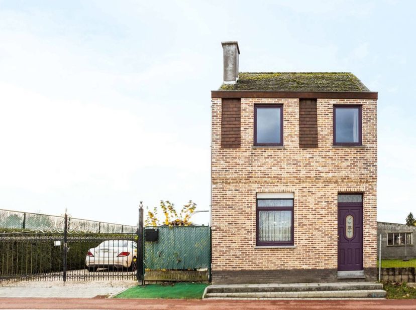 Landelijke woning op perceel van 15are te Moorsel<br />
Straatbreedte is 12m en diepte van perceel +-150m.<br />
Prachtig zicht richting de velden.<br