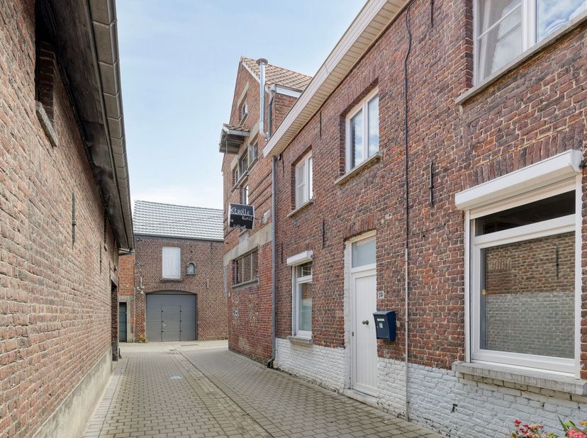 Te renoveren rijwoning, vlakbij de Grote Markt van Roeselare, met achteraan zon-georiënteerde tuin en buitenbergingen. Identieke en aanpalende woning,